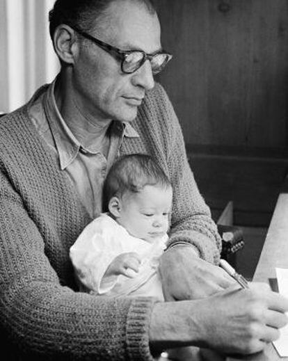 Arthur Miller, con su hija Rebecca en el regazo, retratado en 1962 por su esposa, Inge Morath.