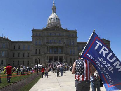 Protesta de los peluqueros, alguno con una bandera de Trump, ante el Capitolio Estatal de Lansing (Michigan, EE UU), el 20 de mayo.
