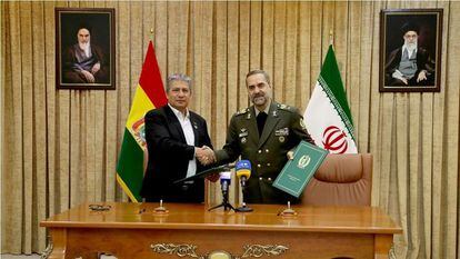 Los ministros Mohamad Reza Qarai Ashtiani y Edmundo Novillo Aguilar, durante la firma de un memorando de cooperación bilateral entre Bolivia e Irán, el pasado 20 de julio en Teherán.