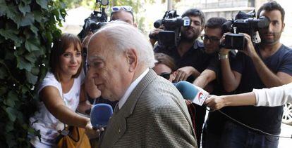 Jordi Pujol es interrogado el pasado lunes por los periodistas al llegar a su domicilio en Barcelona