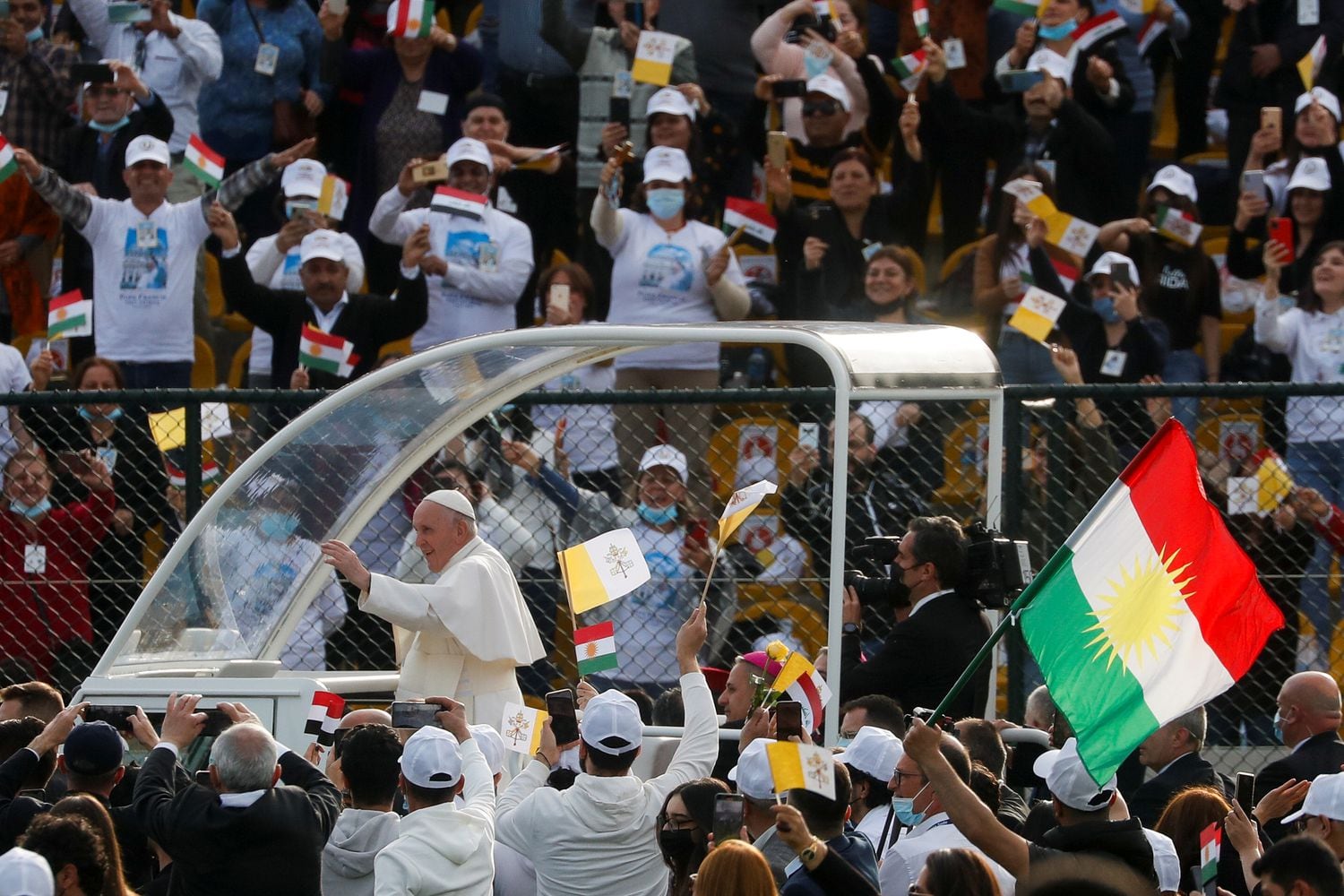 El Papa a su llegada al estadio Hariri en Erbil, este domingo.