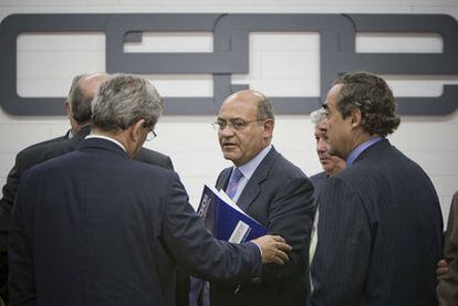 Gerardo Díaz Ferrán, presidente de la CEOE, en el centro, en una reciente junta directiva.