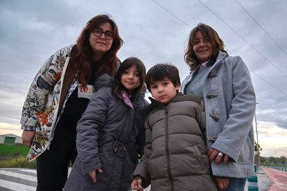 Silvia Tostado y su mujer, Noelia Velarde, el jueves junto a sus hijos, Julia y Javier, en Miajadas (Cáceres).