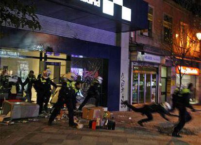 Grupos de manifestantes en apoyo a las protestas en Grecia han provocado destrozos en una comisaría del centro de Madrid.