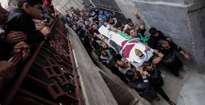 Funeral del joven palestino Ibrahim Abu Shaer, uno de los 16 jóvenes muertos durante las protestas, en Rafah, en el sur de la Franja de Gaza.