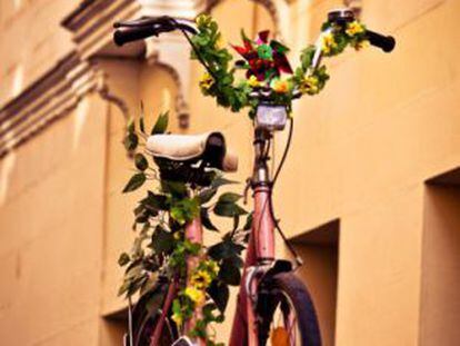 Procesión de la bici por la calle de La Palma.