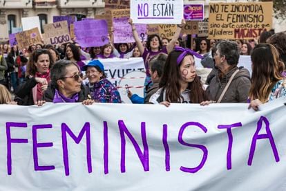 Las mujeres sostienen una pancarta con palabras feministas durante una manifestación por el Día Internacional de la Mujer el 8 de marzo de 2020 en Santander, España.