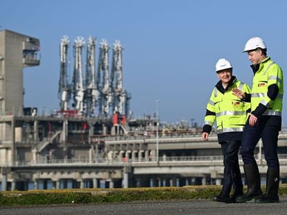 El canciller alemán, Olaf Scholz, recorre una nueva planta de gas natural en Bélgica.