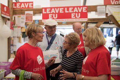 Partidarios del Brexit hacen campaña en Wadebridge (Cornualles) el 9 de junio.