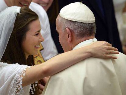 El papa Francisco, ayer con una novia.