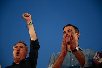 El candidato Juan Espadas junto al presidente del Gobierno, Pedro Sánchez este viernes en Sevilla.