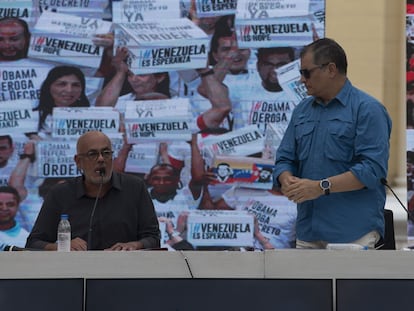 Jorge Rodríguez junto a Rafael Correa, este jueves en Caracas.