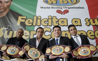 Moises Fuentes (derecha) posa junto con otros tres campeones de la WBO para una foto después de la entrega de sus cinturones, en 2011.