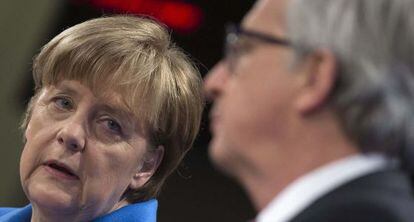 Angela Merkel i Jean-Claude Juncker compareixen davant la premsa a Brussel·les.