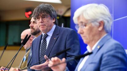 El eurodiputado y 'expresident' Carles Puigdemont y, en primer plano, Clara Ponsatí, en la rueda de prensa posterior a la sentencia del TGUE, hace dos semanas en Bruselas.