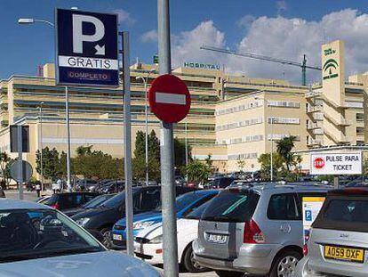 Aparcamiento del Hospital de la Costa del Sol de Marbella, en el que se atiende a numerosos ciudadanos extranjeros.