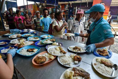 Migrantes venezolanos durante una comida en el refugio Villa del Rosario, Colombia.