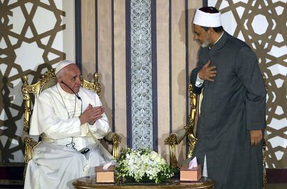 El papa Francisco saluda al jeque de Al Azharen, Ahmed al Tayeb, durante una conferencia sobre la paz en la universidad al Azhar. El jeque Ahmed al Tayeb aseguró hoy que ni el islam ni el cristianismo ni el judaísmo son "religiones terroristas" por las acciones de algunos de sus fieles.