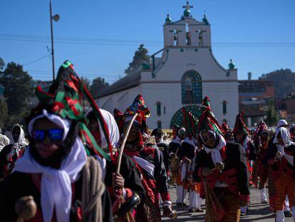 Indígenas tzotzil y tzeltales participan en un desfile de carnaval en San Juan Chamula, Chiapas, en febrero.