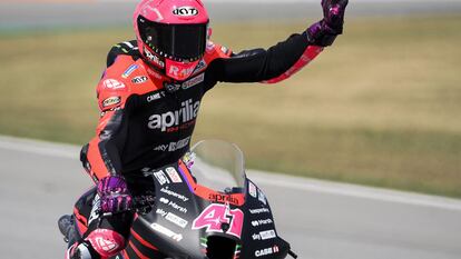 Aleix Espargaró saluda a la grada tras conseguir la 'pole' el pasado sábado en el GP de Cataluña.