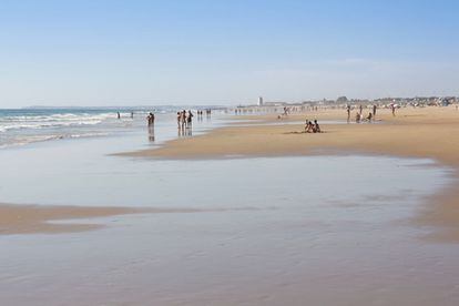 Bañistas en la playa de El Palmar, en Vejer de la Frontera (Cádiz):