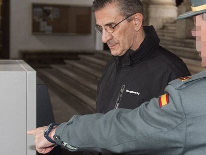 El padre Rom&aacute;n,a su llegada a la sede de la Audiencia Provincial de Granada, este lunes.