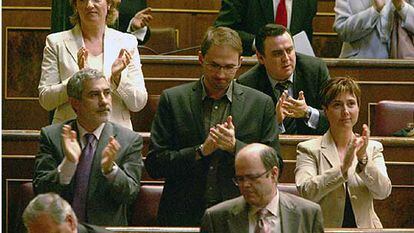 Los diputados de IU-ICV aplauden la aprobación de su proposición de ley.