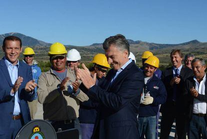 El presidente Mauricio Macri recorre obras de remodelación del aeropuerto de San Martín de los Andes, el 10 de febrero pasado.