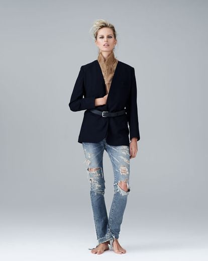 Americana (3.100 €), chaleco de pelo (5.500 €) y cinturón de piel (950 €), todo de Hermès; vaquero de Saint Laurent by Hedi Slimane (450 €).