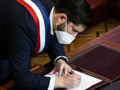 El presidente de Chile, Gabriel Boric, firma el decreto que convoca al plebiscito sobre la nueva Constitución el 4 de septiembre.