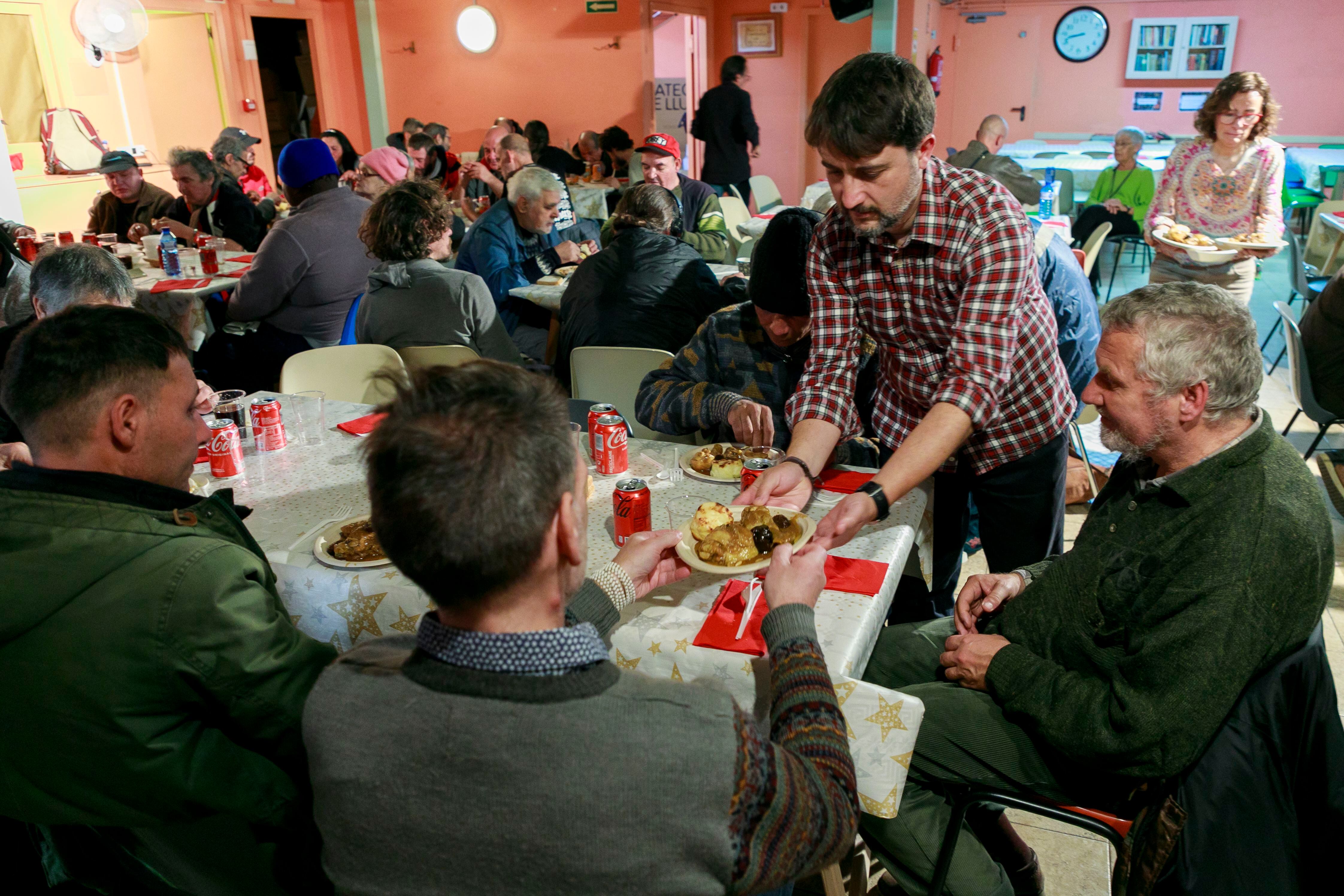 La cena organizada por la Fundación Arrels con personas sin hogar.