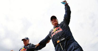 El piloto y copiloto españoles Carlos Sainz (derecha) y Lucas Cruz celebran su victoria en el Rally Dakar 2018.