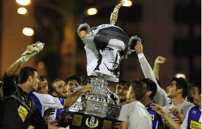 Los jugadores del Espanyol con el trofeo carranza envuelto en una imagen de Jarque.