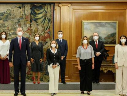 El rey Felipe VI y el presidente del Ejecutivo, Pedro Sánchez (en el centro), junto a los nuevos cargos del Gobierno. 