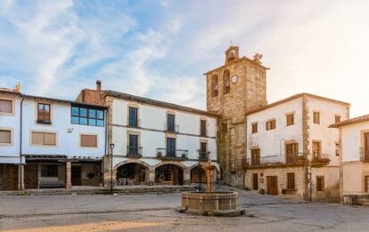 La plaza Mayor de San Martín de Trevejo.