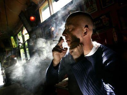 Un hombre fuma cannabis en un &#039;coffeeshop&#039;.