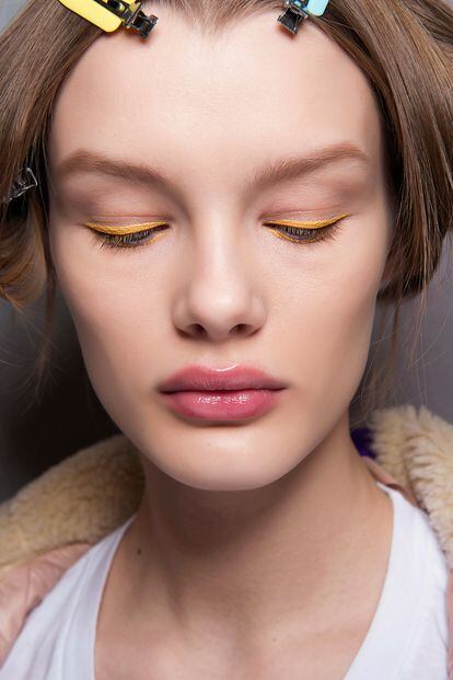 Es una de las tendencias del maquillaje del próximo otoño: dibujar nuestra mirada con líneas vibrantes. Dior es la firma que más fuerte apuesta por este trazado en los párpados superior e inferior.
