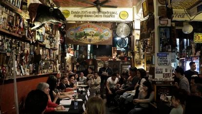 El interior de Hostería La Bota, durante un encuentro de mujeres poetas, en 2018.