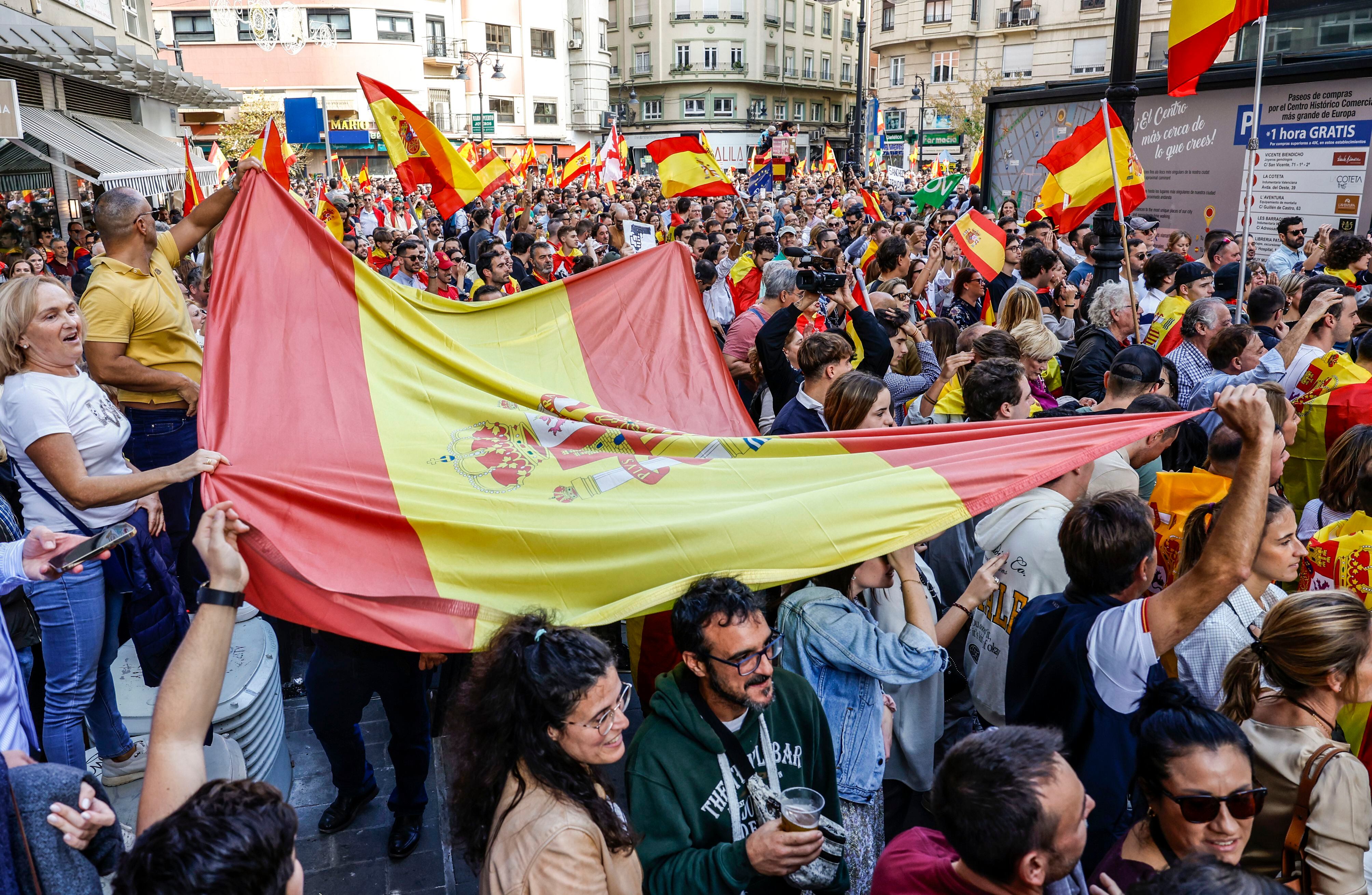 Concentración frente a la sede del PSPV tras el acto convocado por el PP para protestar contra la amnistía en Valencia.