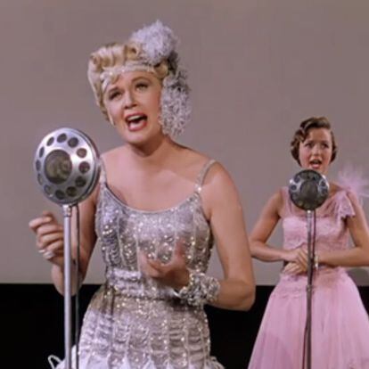 escena del doblaje en Cantando bajo la lluvia (1952), con Debbie Reynolds y Jean Hagen