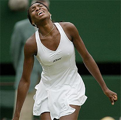 Venus Williams ha resistido los embates de su hermana pese a sufrir fuertes dolores en su abdomen durante la tercera manga.