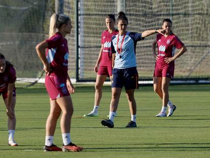 Montse Tomé, el miércoles con cuatro jugadoras de la selección en un entrenamiento en Oliva (Valencia).