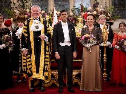El primer ministro británico, Rishi Sunak, con el nuevo alcalde de Londres, Nicholas Lyons, y su esposa, Felicity Lyons, en el banquete del "Lord Mayor", este lunes en la capital británica.