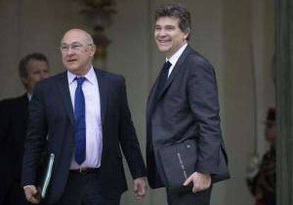 Los ministros franceses de Finanzas, Michel Sapin (i), y de Economía, Arnaud Montebourg, sonríen a su llegada a un Consejo de Ministros. EFE/Archivo