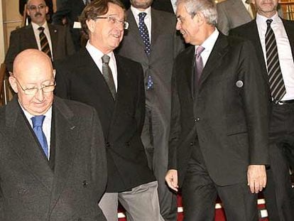 JOSÉ LUIS MÉNDEZ, DIRECTOR GENERAL DE CAIXA GALICIA, Y EMILIO PÉREZ TOURIÑO CONVERSAN AYER EN SANTIAGO.