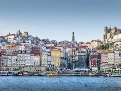 Barcazas en el río Duero a su paso por Oporto.