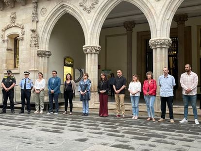 Minuto de silencio por el asesinato de Arooj y Anisa, este martes en el Ayuntamiento de Terrassa (Barcelona).