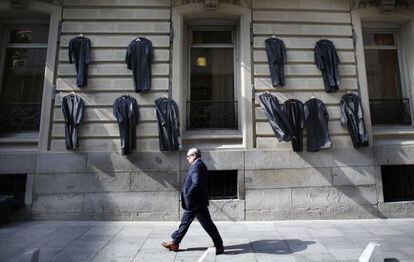 Togas colgadas ayer en la fachada del Colegio de Abogados, en la calle de Serrano.