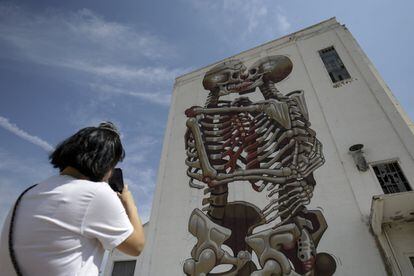 El dibujo más espectacular de los realizados por Nychos en Porzuna es el de estos dos esqueletos abrazados besándose.