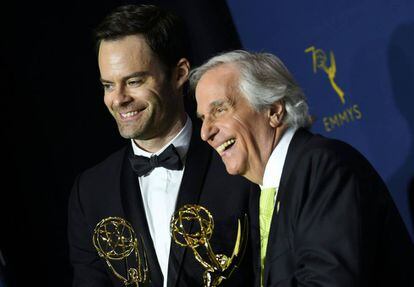 Bill Hader y Henry Winkler posan con sus premios a Mejor actor protagonista en comedia y Mejor actor de reparto en comedia por sus interpretaciones en la serie 'Barry'.